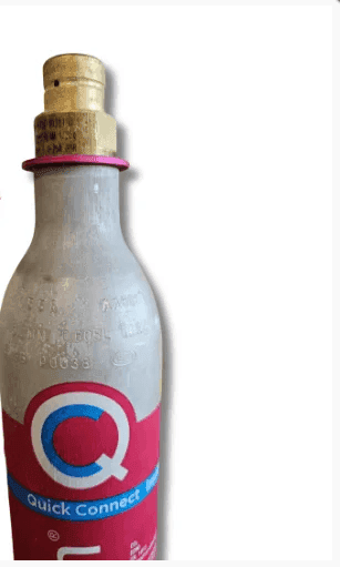 Cilindro SodaStream Quick Connect recarregado, com a válvula rosa e a etiqueta Q, pronto para voltar à máquina